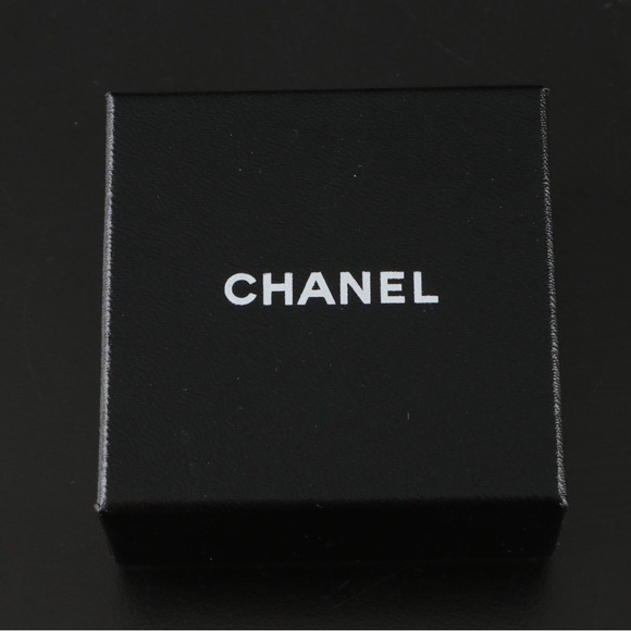 CHANEL Gold Plated CC Logo Turnlock Vintage Clip-On Earrings with Box - Picture 7 of 7